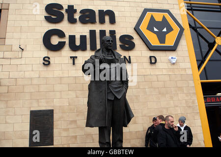 Une statue de Stan Cullis à l'extérieur du stand, nommée d'après lui, à Molineux, la maison de Wolverhampton Wanderers. Banque D'Images