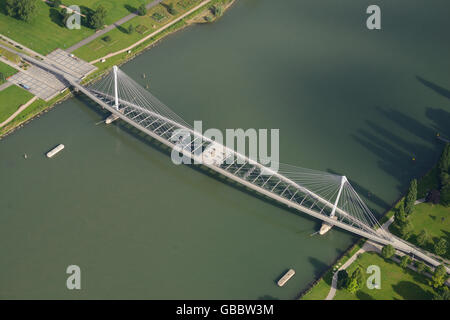 VUE AÉRIENNE.Passerelle des deux rives alias Passerelle Mimam.Passerelle par câble au-dessus du Rhin reliant Strasbourg en France et Kehl en Allemagne. Banque D'Images