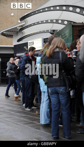 Les membres de l'auditoire font la queue vendredi soir avec Jonathan Ross à l'extérieur du Centre de télévision de la BBC, Wood Lane, à l'ouest de Londres. Banque D'Images