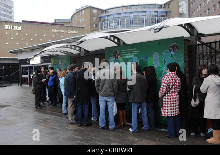 Les membres de l'auditoire font la queue vendredi soir avec Jonathan Ross à l'extérieur du Centre de télévision de la BBC, Wood Lane, à l'ouest de Londres. Banque D'Images