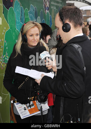 Un membre de l'audience de vendredi soir avec Jonathan Ross est interviewé dans la file d'attente par BBC radio 5 Live à l'extérieur du Centre de télévision de la BBC, Wood Lane, West London. Banque D'Images