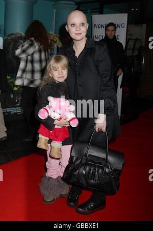 Gail porter et sa fille Honey Hipgrave arrivent à la première du film britannique The Secret of Moonacre au vue Leicester Square, Londres. Banque D'Images