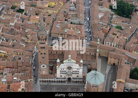 VUE AÉRIENNE.Campanile et Cathédrale de Cremona.Province de Cremona, Lombardie, Italie. Banque D'Images