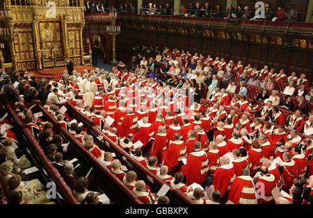 Photo de la Chambre des Lords, non publiée précédemment, en date du 03/12/08, à l'ouverture du Parlement à Westminster. Le leader du Labour à la Chambre des Lords a déclaré aujourd'hui qu'elle enquêterait sur des allégations selon lesquelles quatre pairs ont offert d'aider les reporters sous-couverts qui se présentent comme des lobbyistes à obtenir des modifications à la législation en échange d'argent liquide. Banque D'Images