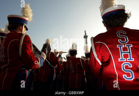 Un groupe de marchants de Slinger High School, Wisconsin, aux États-Unis d'Amérique, se produit devant la National Gallery, à Trafalgar Square, Londres, dans le cadre d'un concert chaleureux avant la parade du jour de l'an. Banque D'Images