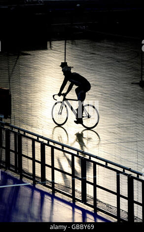 Chris Hoy, gagnant de la triple médaille d'or du cyclisme olympique, s'entraîne au Vélodrome de Manchester, le lundi 29 décembre, avant de participer à une épreuve de six jours en Hollande, à partir du 2 janvier. Banque D'Images