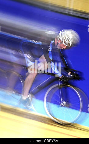 Chris Hoy, gagnant de la triple médaille d'or du cyclisme olympique, s'entraîne au Vélodrome de Manchester, le lundi 29 décembre, avant de participer à une épreuve de six jours en Hollande, à partir du 2 janvier. Banque D'Images