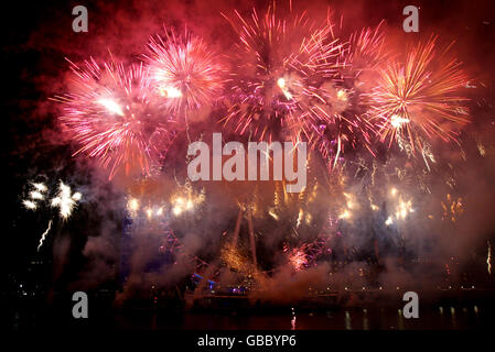 Feux d'artifice au-dessus de la Tamise à Londres pour célébrer le nouvel an. Banque D'Images