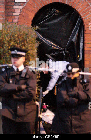 Un policier enquête sur les lieux d'un meurtre à Kenbury Gardens, Camberwell, dans le sud de Londres. Banque D'Images