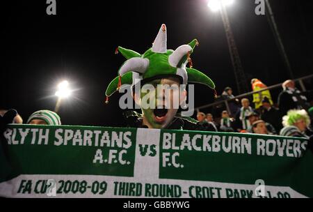 Soccer - FA Cup - troisième tour - Blyth Spartans / Blackburn Rovers - Croft Park.Un jeune fan de Blyth Spartans montre son soutien dans les tribunes avant le coup de pied Banque D'Images