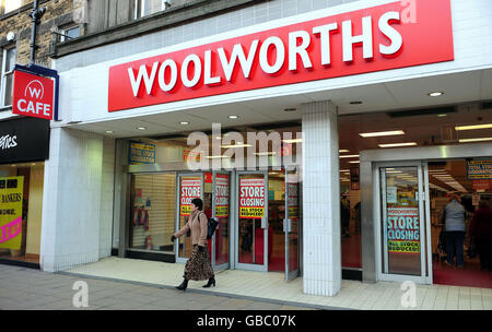 Un client quitte le magasin Woolworths de Harrogate, dans le North Yorkshire, le dernier jour de la transaction pour les autres magasins. Banque D'Images