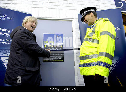 Le maire de Londres Boris Johnson et le chef de la police des transports britannique Ian Johnston à la gare de Bromley South dans le Grand Londres, où il a dévoilé des plans pour que davantage d'agents de police patrouillent les gares ferroviaires extérieures de Londres. Banque D'Images