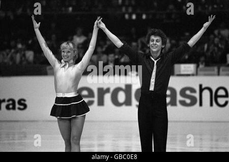 En Grande-Bretagne, Nicky Slater et Karen Barber, principaux porteurs du drapeau en l'absence des champions du monde Jayne Torvill et Christopher Dean, se trouvant à la deuxième place des championnats européens de danse sur glace. Banque D'Images