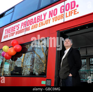 Lancement de la campagne publicitaire athée.Le professeur Richard Dawkins à l'intérieur d'un bus affichant un message athée à Kensington Gardens, Londres. Banque D'Images