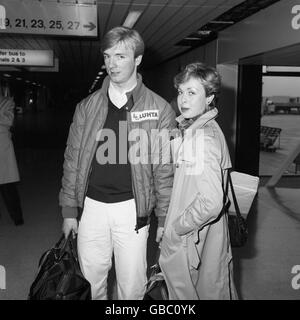 Jayne Torvill, championne du monde de danse sur glace, et Christopher Dean, à l'aéroport d'Heathrow, au départ d'Oslo, après leur succès à Helsinki. Banque D'Images