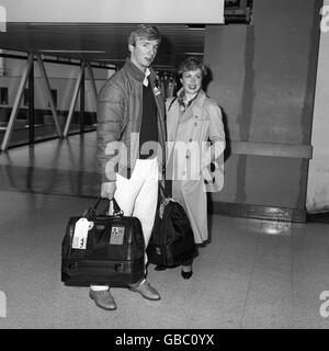 Patinage sur glace - Torvill et Dean - Heathrow Airport - 1983.Jayne Torvill, championne du monde de danse sur glace, et Christopher Dean, à l'aéroport d'Heathrow, au départ d'Oslo, après leur succès à Helsinki. Banque D'Images