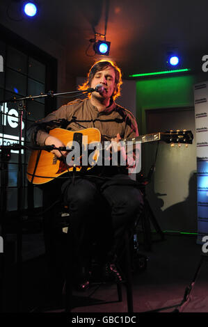 James Walsh de Starsailor réalise un concert intime pour Absolute radio dans leurs studios de Golden Square, dans le centre de Londres. Banque D'Images