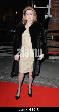 Catherine Deneuve arrive à la Cine lumière nouvellement ouverte à l'Institut Francais après sa rénovation de 800 km, dans le centre de Londres. Banque D'Images