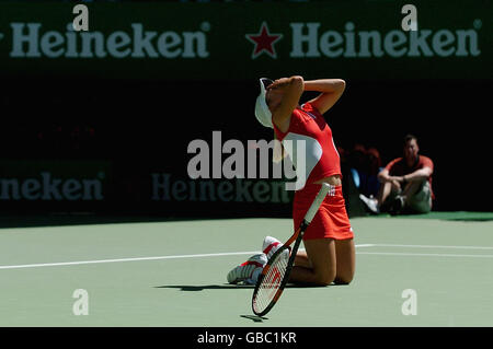 Tennis - Open d'Australie 2004 - finale pour femmes.Justine Henin-Hardenne de Belgique célèbre la victoire de la finale ouverte australienne de Womens contre Kim Clijsters Banque D'Images