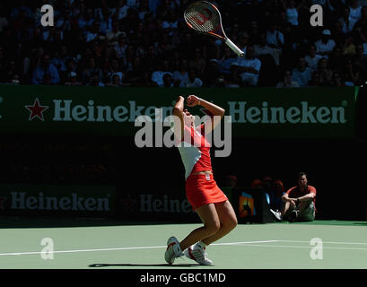 Tennis - Open d'Australie 2004 - finale pour femmes.Justine Henin-Hardenne de Belgique célèbre la victoire de la finale ouverte australienne de Womens contre Kim Clijsters Banque D'Images