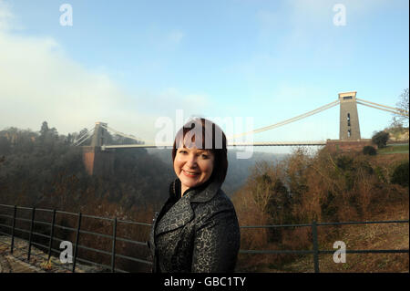 L'écrivain Catherine Johnson pose devant le pont suspendu de Clifton à Bristol. Banque D'Images