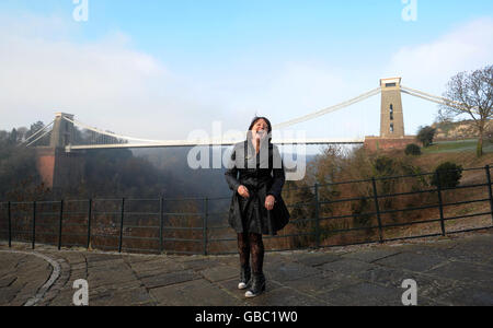 L'écrivain Catherine Johnson pose devant le pont suspendu de Clifton à Bristol. Banque D'Images