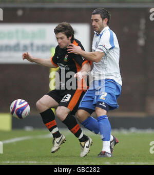 Football - Coca-Cola football League 2 - Bury v Barnett - Gigg Lane.Paul Scott de Bbury et Ryan Burge de Barnett se battent pour le ballon lors du match de la Coca-Cola League Two à Gigg Lane, Bury. Banque D'Images