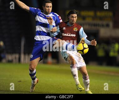 Damien Delaney des Queens Park Rangers et Chris Eagles de Burnley action Banque D'Images