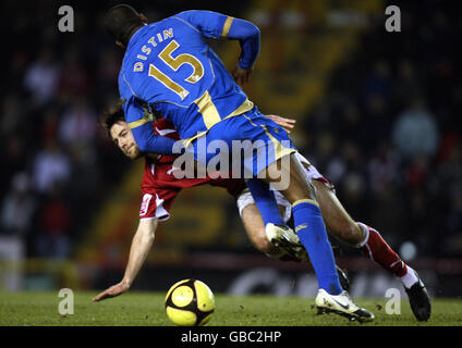 Cole Skuse de Bristol City est attaqué par Slyvain Distin de Portsmouth (devant) lors de la troisième répétition de la coupe FA à Ashton Gate, Bristol. Banque D'Images