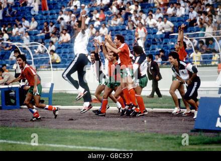 Football - coupe du monde Mexique 86 - Groupe F - Angleterre / Portugal. Les joueurs et les entraîneurs portugais célèbrent leur victoire en 1-0 Banque D'Images