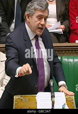 Le premier ministre Gordon Brown parle pendant les questions du premier ministre à la Chambre des communes, à Londres. Banque D'Images