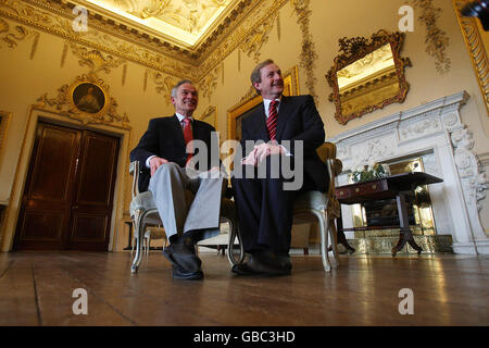 Le chef de fine Gael Enda Kenny (à droite) siège avec le chef adjoint Richard Bruton dans la salle de dessin de l'hôtel Carton House, au Co.Kildare, lors d'un briefing de presse et d'une réunion de la première séance. Banque D'Images