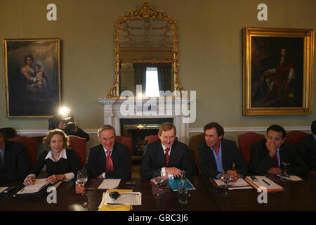 Le chef de fine Gael Enda Kenny (au centre) avec (à partir de la gauche) Olywn Enright TD, le chef adjoint Richard Bruton, Alan shatter TD et Leo Varadkar dans la salle de réunion de l'hôtel Carton House, CO.Kildare, lors d'un briefing de presse et d'une réunion de la première séance. Banque D'Images