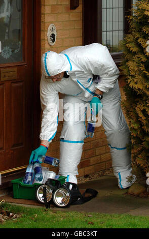 Un policier inspecte la maison de Gillian Merrick, à Oundle, dans le Northamptonshire, après sa disparition le jour du nouvel an. Banque D'Images