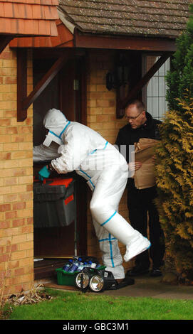 Un policier inspecte la maison de Gillian Merrick, à Oundle, dans le Northamptonshire, après sa disparition le jour du nouvel an. Banque D'Images