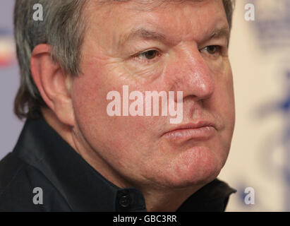 Sir Keith Mills, directeur de l'équipe Challenger de la coupe de l'Amérique britannique, Teamorigin lors d'une conférence de presse au Royal Thames Yacht Club de Knightsbridge Banque D'Images