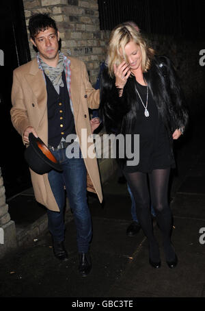 Kate Moss est repéré quittant sa maison à St. Johns Wood avec son ami Jamie Hince à l'occasion de son 35e anniversaire dans le nord de Londres. Banque D'Images