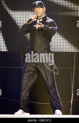 Donnie Wahlberg, de New Kids on the Block, se produit sur scène au Evening News Areana de Manchester. Banque D'Images