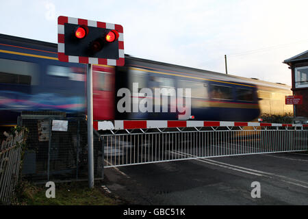 Un train Inter City First Great Western passe par un passage à niveau entre Worcester et Malvern. Banque D'Images