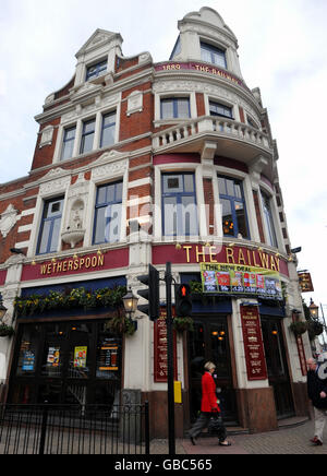 Une maison publique JD Wetherspoon dans Putney sud-ouest de Londres. Banque D'Images