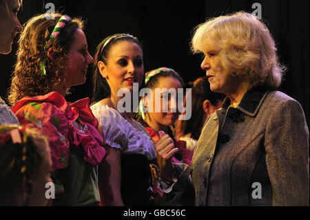 La duchesse de Cornwall parle avec des jeunes membres de l'École de danse Dorothy Coleborn, qui apparaissent également dans le pantomime Jack et le Beanstalk, lors d'une visite au Théâtre Royal à Bath. Banque D'Images