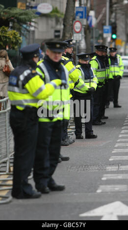 Des mesures de sécurité strictes ont été arrêtées aujourd'hui après avoir organisé une manifestation sur le toit au Mansion House de Dublin alors que les politiciens se sont réunis pour marquer le 90e anniversaire du premier Parlement irlandais, Dail Eireann. Banque D'Images