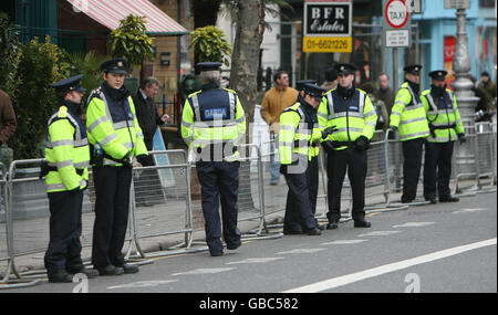 Des mesures de sécurité strictes ont été arrêtées aujourd'hui après avoir organisé une manifestation sur le toit au Mansion House de Dublin alors que les politiciens se sont réunis pour marquer le 90e anniversaire du premier Parlement irlandais, Dail Eireann. Banque D'Images