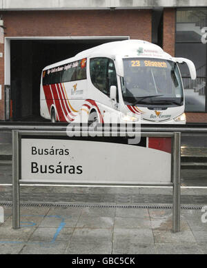 Un bus Eireann quitte Busaras à Dublin, après avoir été annoncé que la compagnie licendait 300 travailleurs. Banque D'Images