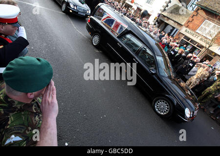 Membres de la ligne publique les rues de Wootton Bassett dans le Wiltshire lors du rapatriement aujourd'hui de trois soldats britanniques tués en Afghanistan, le capitaine Tom Sawyer, 26 ans, de l'Artillerie royale, le caporal Danny Winter, 28 ans, des Royal Marines et de Marine Travis Mackin, 22 ans, de Plymouth,Qui est mort en service en Afghanistan. Banque D'Images