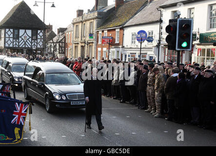 Membres de la ligne publique les rues de Wootton Bassett dans le Wiltshire lors du rapatriement de trois soldats britanniques, le capitaine Tom Sawyer, 26 ans, de l'Artillerie royale, le caporal Danny Winter, 28 ans, des Royal Marines et Marine Travis Mackin, 22 ans, de Plymouth, qui ont été tués en Afghanistan. Banque D'Images