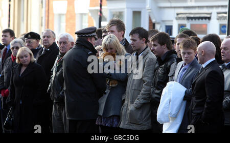 Membres de la ligne publique les rues de Wootton Bassett dans le Wiltshire lors du rapatriement aujourd'hui de trois soldats britanniques tués en Afghanistan, le capitaine Tom Sawyer, 26 ans, de l'Artillerie royale, le caporal Danny Winter, 28 ans, des Royal Marines et de Marine Travis Mackin, 22 ans, de Plymouth,Qui est mort en service en Afghanistan. Banque D'Images