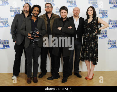 Elbow (de gauche à droite) Craig Potter, Pete Turner, Guy Garvey, Mark Potter, Richard Jupp ont remporté le Pop Award au South Bank Show Awards, remis par Sophie Ellis-Bextor à l'hôtel Dorchester, dans le centre de Londres. Banque D'Images