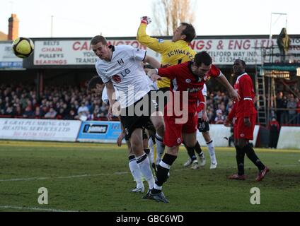 Football - FA Cup - quatrième tour - Kettering Town v Fulham - Rockingham Road.Mark Schwarzer, gardien de but de Fulham, chasse la balle en toute clarté sous pression Banque D'Images