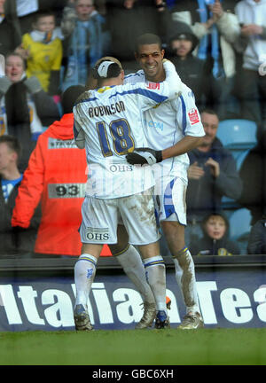 Jermaine Beckford, de Leeds United, fête avec Andy Robinson, coéquipier, après avoir obtenu son score lors du match Coca-Cola League One à Elland Road, Leeds. Banque D'Images